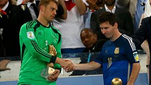 Leo Messi, Balón de Oro del Mundial, se saluda con Manuel Neuer, Guante de Oro