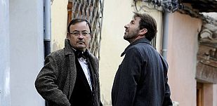 El director Manuel Martín (i) junto al actor Antonio de la Torre, en la Carrera del Darro, en el bajo Albaicín de Granada, donde ha comenzado el rodaje de "Caníbal" El director Manuel Martín (i) junto al actor Antonio de la Torre, en la Carrera del Darro, en el bajo Albaicín de Granada, donde ha comenzado el rodaje de "Caníbal"