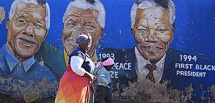 MANDELA SIGUE GRAVE Y RECIBE CUIDADOS INTENSIVOS EN EL HOSPITAL MANDELA SIGUE GRAVE Y RECIBE CUIDADOS INTENSIVOS EN EL HOSPITAL