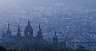 Contaminación en Barcelona desde el Palacio Nacional de Cataluña. Contaminación en Barcelona desde el Palacio Nacional de Cataluña.