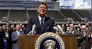 Fotografía fechada el pasado 12 de diciembre de 1962 que muestra al presidente estadounidense John F. Kennedy durante un discurso en la Universidad Rice de Houston