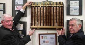 Los abuelos de San Ildefonso: "Cantar la lotería de Navidad en pesetas era mucho más alegre" Los abuelos de San Ildefonso: "Cantar la lotería de Navidad en pesetas era mucho más alegre"