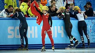 La china Li evita una caída y gana el oro en patinaje en pista corta La china Li evita una caída y gana el oro en patinaje en pista corta