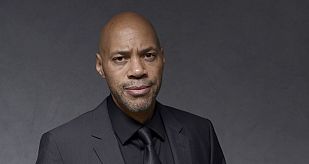 John Ridley en el la foto del almuerzo de nominados de la 86 edición de los premios Oscar. John Ridley en el la foto del almuerzo de nominados de la 86 edición de los premios Oscar.