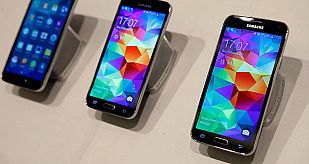 El nuevo móvil de Samsung, el Galaxy S5 expuestos en el Mobile World Congress de Barcelona 2014. El nuevo móvil de Samsung, el Galaxy S5 expuestos en el Mobile World Congress de Barcelona 2014.