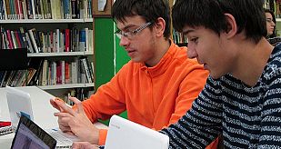 Dos estudiantes aprendiendo diseño de apps móviles en el Institut Príncep de Viana de Barcelona. Dos estudiantes aprendiendo diseño de apps móviles en el Institut Príncep de Viana de Barcelona.