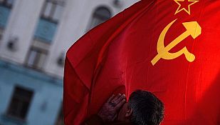 Un hombre besa la bandera de la URSS en Simferópol, capital de Crimea Un hombre besa la bandera de la URSS en Simferópol, capital de Crimea