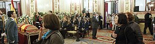 Los ciudadanos se despiden de Suárez: "Fue un modelo a seguir y disfrutamos de la democracia gracias a él" Los ciudadanos se despiden de Suárez: "Fue un modelo a seguir y disfrutamos de la democracia gracias a él"