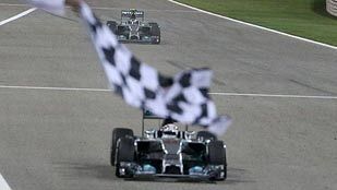 Hamilton prolonga en Baréin el dominio de Mercedes