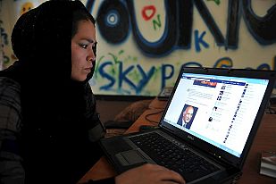 Mujeres afganas en el ciberespacio