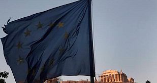 Una bandera de la UE ondea con el Partenón al fondo Una bandera de la UE ondea con el Partenón al fondo