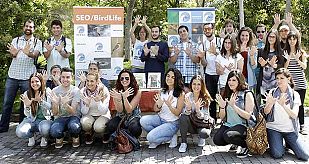 Estudiantes de veterinaria hacen el gesto de la mariposa por el Día Europeo de la Red Natura 2000 en el Bioparc de Valencia.