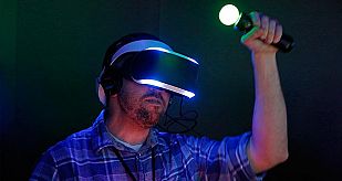 Un hombre juega con una demo de un juego de Project Morpheus, el casco de Sony de realidad virtual.
