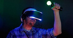 Un hombre juega con una demo de un juego de Project Morpheus, el casco de Sony de realidad virtual. Un hombre juega con una demo de un juego de Project Morpheus, el casco de Sony de realidad virtual.