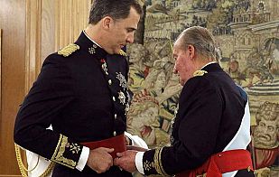 Don Juan Carlos traspasa poderes a su hijo, el rey Felipe VI