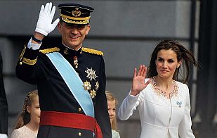 Don Felipe y doña Letizia saludan a los ciudadanos al llegar al Congreso
