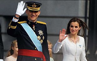 Don Felipe y doña Letizia saludan a los ciudadanos al llegar al Congreso Don Felipe y doña Letizia saludan a los ciudadanos al llegar al Congreso