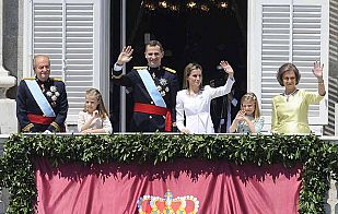 Saludo de la familia real desde el balcón del Palacio de Oriente