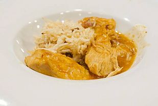 Pollo al curry rojo con arroz thai