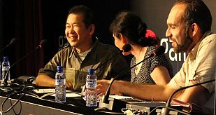 Yu Suzuki, junto a su traductora y el periodista de RNE, Manu Martínez Yu Suzuki, junto a su traductora y el periodista de RNE, Manu Martínez