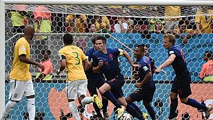 El holandés Robin van Persie celebra con sus compañeros el gol de penalti El holandés Robin van Persie celebra con sus compañeros el gol de penalti