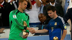 Leo Messi, Balón de Oro del Mundial, se saluda con Manuel Neuer, Guante de Oro Leo Messi, Balón de Oro del Mundial, se saluda con Manuel Neuer, Guante de Oro