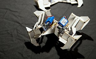 Robots que se pliegan porque son de papel Robots que se pliegan porque son de papel