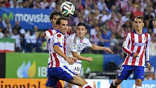 El madridista James Rodriguez (C) intenta llevarse el balón entre Godín, Tiago y Griezmann. El madridista James Rodriguez (C) intenta llevarse el balón entre Godín, Tiago y Griezmann.