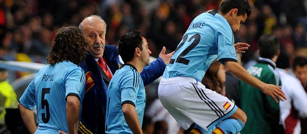 El seleccionador espa&ntilde;ol, Vicente del Bosque, habla con sus jugadores.