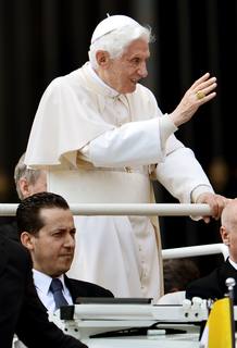 Paolo Gabriele, junto a Benedicto XVI en el papam&oacute;vil el pasado 18 de abril.