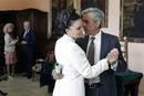 ... y comprar lo que ella le pida o bailar bien agarrados. Al final Antonio se da cuenta de que Susana no tiene mucha intenci&oacute;n de comprar coches, si no que solo busca remediar, aunque sea por un d&iacute;a, la tremenda soledad en la que vive desde que la