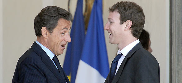 El fundador de Facebook, Mark Zuckerberg, a su llegada al encuentro con el presidente francés, Nicolas Sarkozy en el marco de la cumbre del 'G8 de internet'. El fundador de Facebook, Mark Zuckerberg, a su llegada al encuentro con el presidente francés, Nicolas Sarkozy en el marco de la cumbre del 'G8 de internet'.