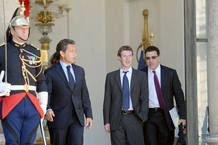 Este mi&eacute;rcoles se celebra la segunda y &uacute;ltima jornada de la primera cumbre de 'gigantes' de internet. Entre ellos, el fundador de Facebook, Mark Zuckerberg, quien ha estado reunido con el presidente Nicol&aacute;s Sarkozy en el Palacio del El&iacute;seo
