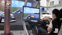 Un aficionado juega a 'GT5' en el Gamelab