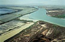 Vista aérea de la Isla de Buda en el Delta, alli cerca se despide de la peínsula el río Vista aérea de la Isla de Buda en el Delta, alli cerca se despide de la peínsula el río