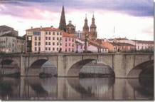 El Ebro no entra en Logro&ntilde;o, solo le roza circulando por una sinfon&iacute;a de puentes
