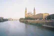 "El Ebro guarda silencio al pasar por el Pilar", dice la copla