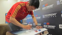 Yamauchi firma un p&oacute;ster de 'GT5' que se sortear&aacute; entre los internautas de RTVE.es