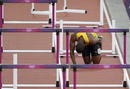 El atleta jamaicano Richard Phillips tras lesionarse en las semifinales de 100 metros vallas de la competici&oacute;n ol&iacute;mpica de atletismo.
