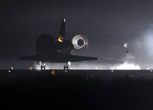 El transbordador Endeavour ha aterrizado este mi&eacute;rcoles sin percances en el Centro Espacial Kennedy, en Florida, al t&eacute;rmino de su &uacute;ltima misi&oacute;n a la Estaci&oacute;n Espacial Internacional (ISS) antes de ser retirado de circulaci&oacute;n