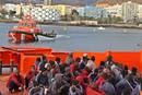 Algunos de los 121 inmigrantes irregulares que viajaban a bordo de los dos cayucos que han arribado hoy al muelle tinerfe&ntilde;o de Los Cristianos tras ser rescatados por Salvamento Mar&iacute;timo.