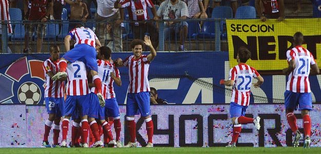 Los jugadores del Atl&eacute;tico celebran el primer gol, del colombiano Falcao
