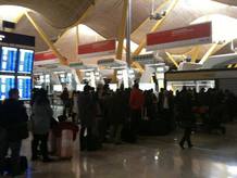 Las colas de pasajeros para reclamar en la Terminal 4 de Barajas eran kilométricas Las colas de pasajeros para reclamar en la Terminal 4 de Barajas eran kilométricas
