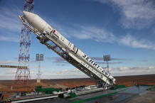 El lanzador Zenit-2 siendo erigido en Baikonur