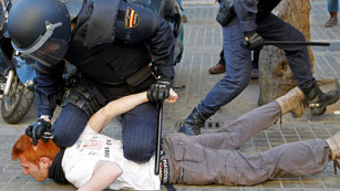 Ver v&iacute;deo  '14 detenidos en Valencia, en una nueva jornada de choques entre polic&iacute;as y manifestantes'