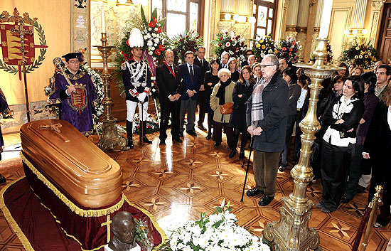 M&aacute;s de 14.000 personas despiden a Miguel Delibes