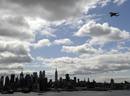 El Enterprise sobrevuela el r&iacute;o Hudson con el skyline de Nueva York de fondo.