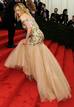 Posar en una alfombra roja con escaleras no es cosa f&aacute;cil... si no, que se lo pregunten a Scarlett Johansson