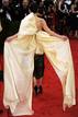 Christina Ricci supo lucir y mostrar el espectacular lazo que llevaba a la espalda