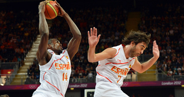 Ibaka y Navarro, durante el partido inaugural contra China.
